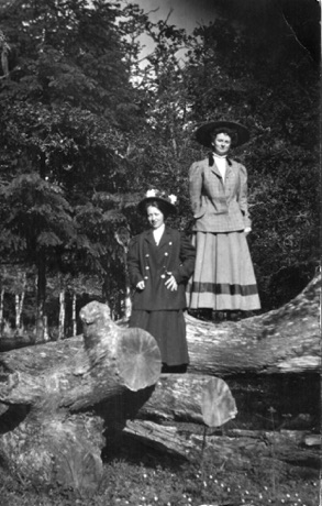 Bess Yeo and Raye Jones, 1909